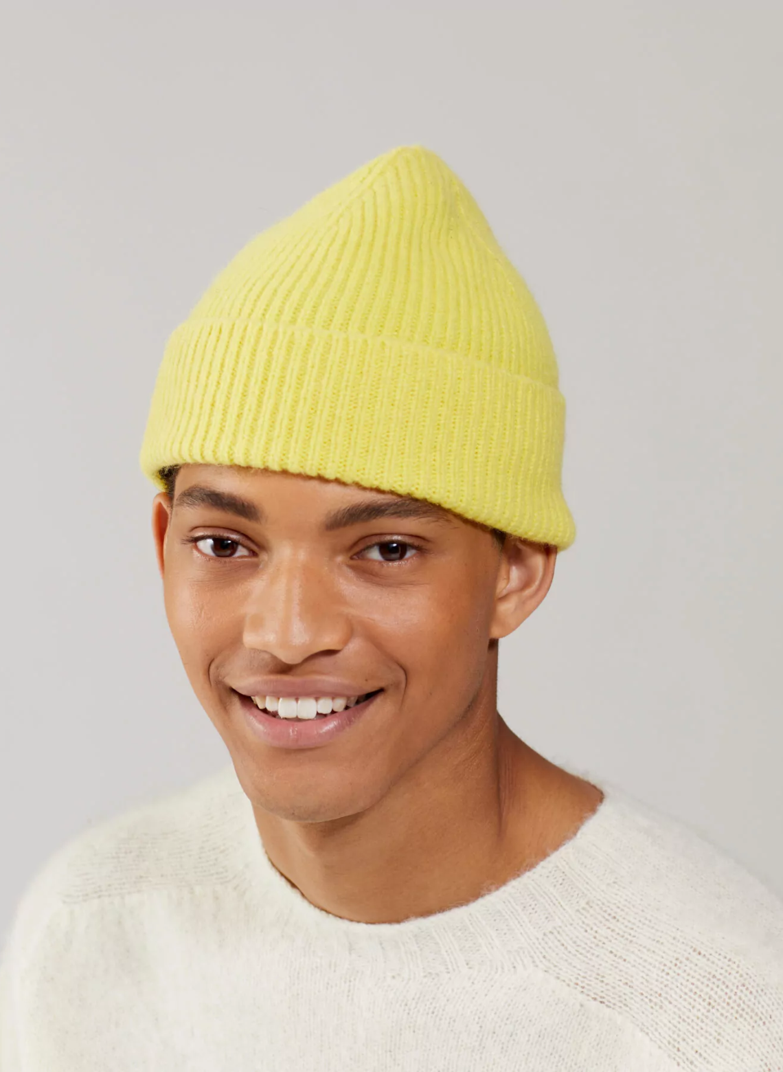 Bonnet en Lambswool et Caregora™ Acid Yellow