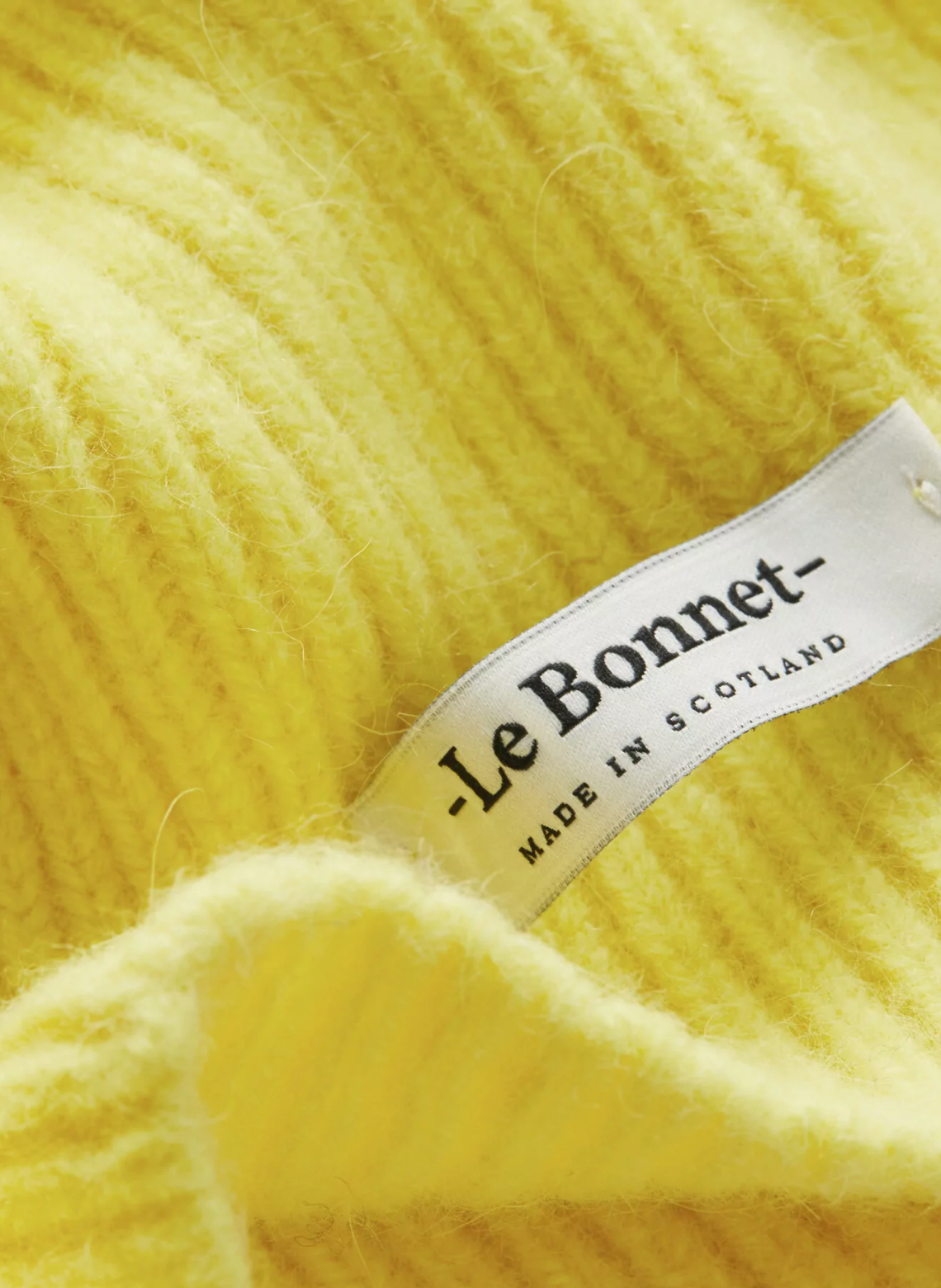 Bonnet en Lambswool et Caregora™ Acid Yellow