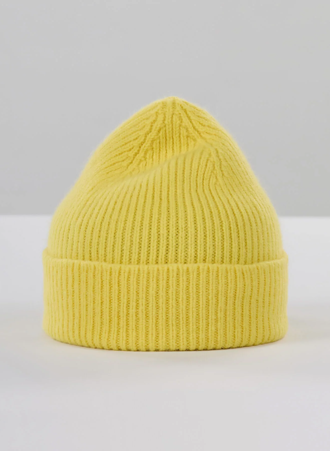 Bonnet en Lambswool et Caregora™ Acid Yellow