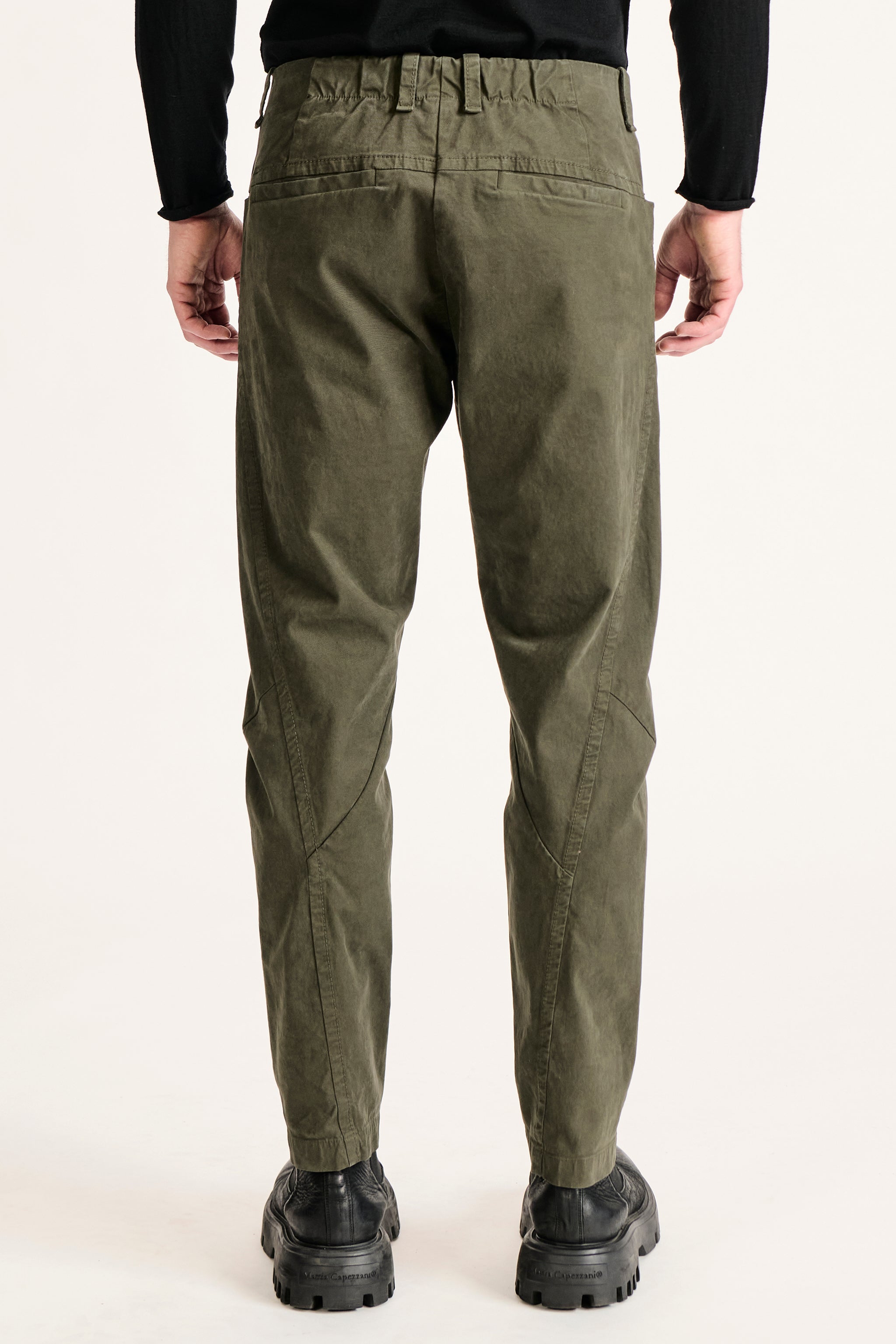 Pantalon regular en gabardine de coton compact