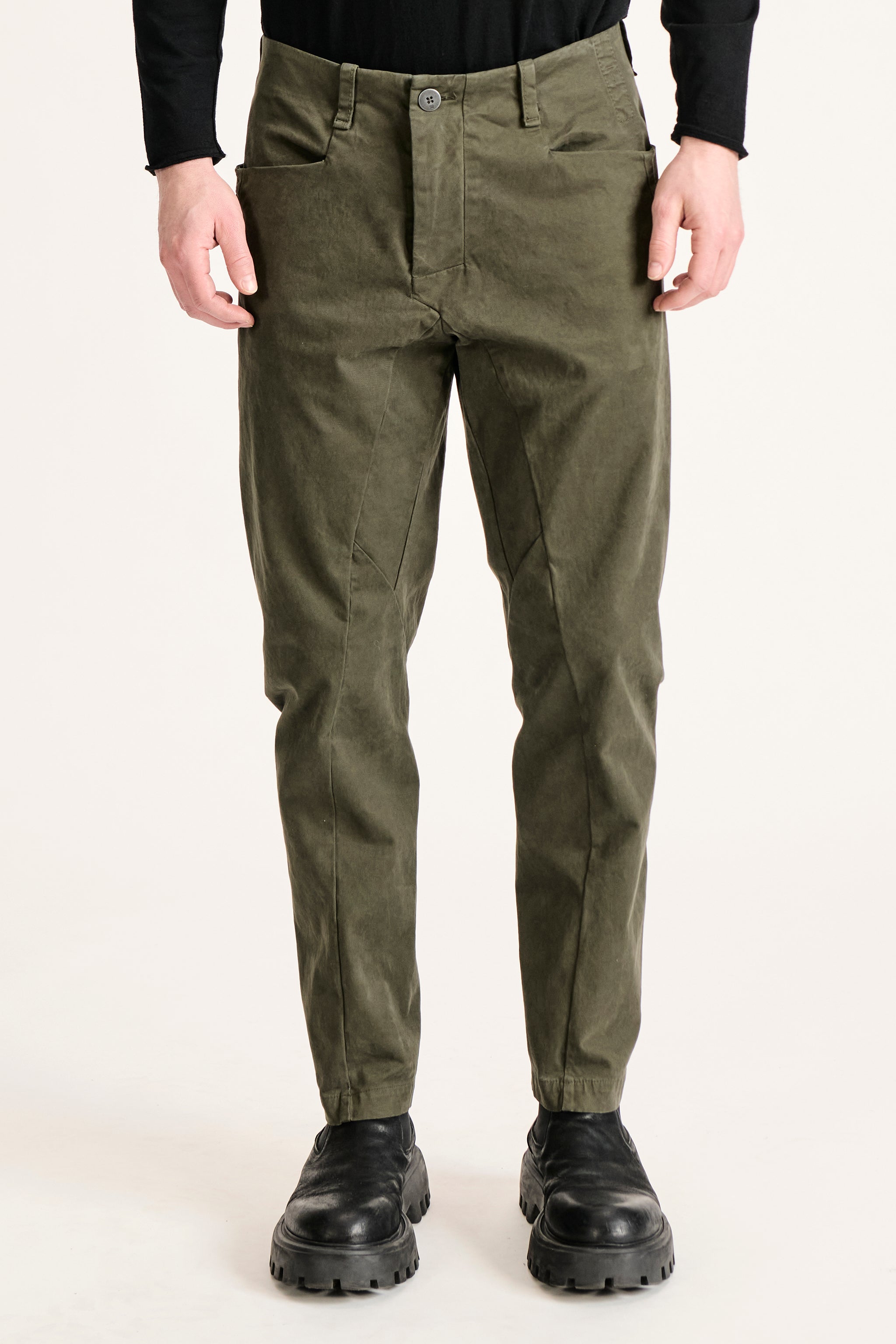 Pantalon regular en gabardine de coton compact