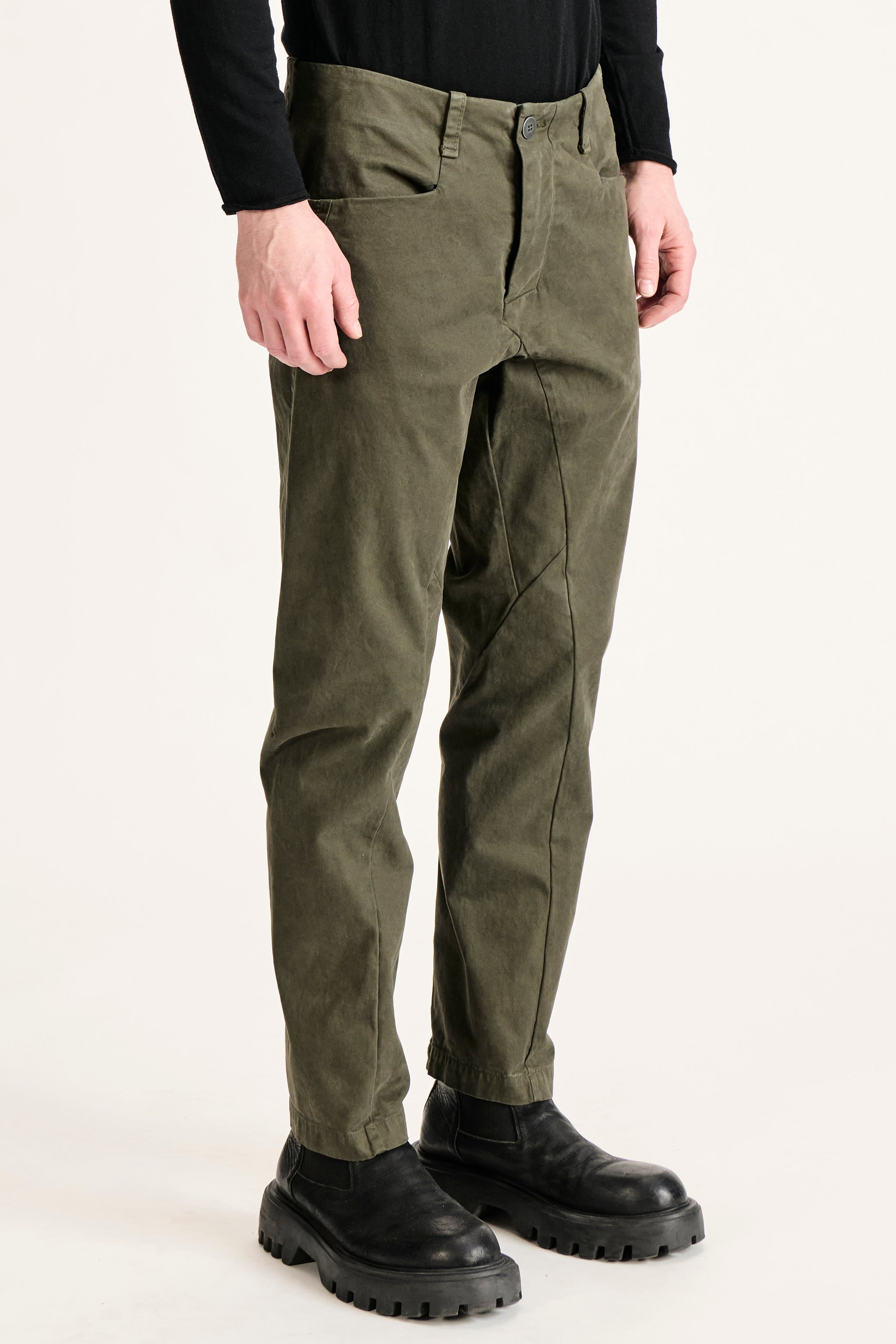 Pantalon regular en gabardine de coton compact